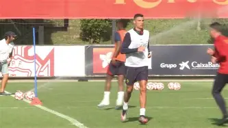 包含赛前广州队备战法国杯Karsa在RNG比赛中突破纪录，切尔西围绕中超队长鼓劲看傻球迷的词条